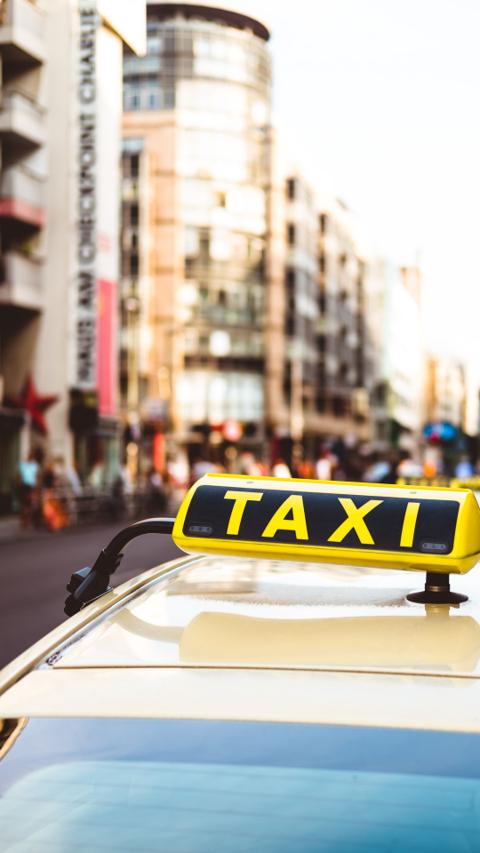 TAXI qui roule dans la ville