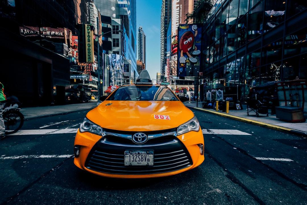 Taxi roulant avec lumières de la ville en arrière-plan