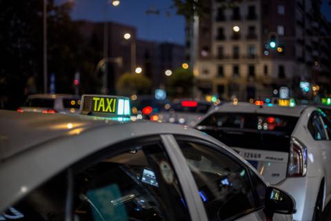 taxi  circulant dans une rue de ville la nuit